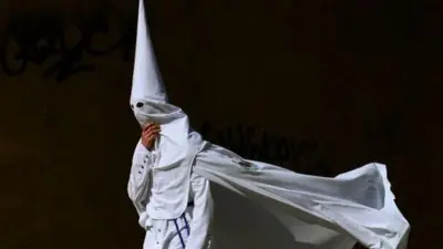 Un hombre con un capirote.