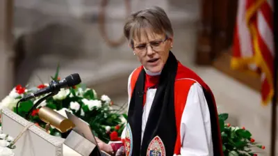 Mariann Edgar Budde en un sermón en la Catedral Nacional de DC