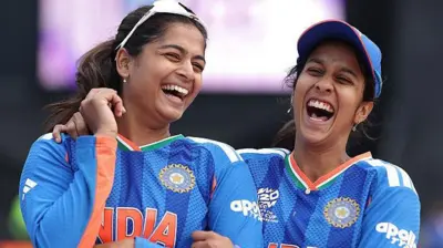 इंग्लैंड के बर्मिंघम में 14 जून, 2026 को खेले गए आईसीसी महिला टी20 विश्व कप मैच में पाकिस्तान पर जीत के बाद भारत की श्रेयंका पाटिल और जेमिमा रोड्रिग्स जश्न मनाती हुईं.