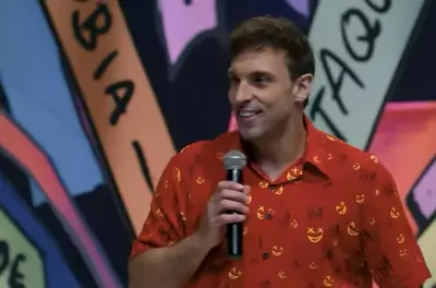 Leo Lins com microfone em show de stand-up
