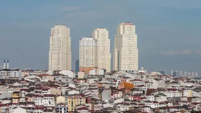 Esenyurt'un uzaktan görüntüsü. Yüzlerce apartman ve birkaç gökdelen görülüyor. 