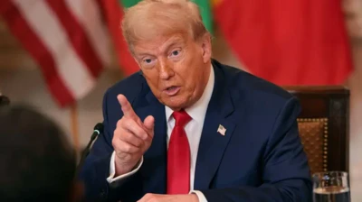 دونالد ترامپ در حالیکه انگشتش را بالا برده در حال صحبت است