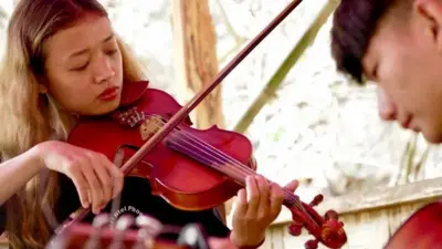 Maw Hpray Myar menggunakan musik untuk meredam hiruk pikuk perang anak-anak di hutan Myanmar