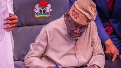 Aare Bola Tinubu, Aare ile Naijiria lo jokoo, to n ko iwe pelu igo loju re ati fila to de sori