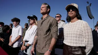 ABD Savunma Bakanı Pete Hegseth (sağdan ikinci) ve ABD Başkan Yardımcısı JD Vance'ın eşi Usha Vance (sağda), 18 Ekim 2025'te California'daki Camp Pendleton üssünde bir etkinlikte.