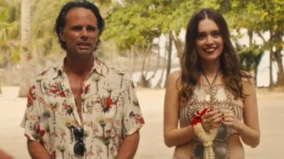 White Lotus isimli yapımdan bir karede iki oyuncu yan yana görünüyor