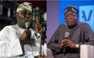 Atiku Abubakar wọ agbádá funfun mú gbohùngbohùn dání, tí Tinubu sì wọ aṣọ dúdú mú gbohùngbohùn dání