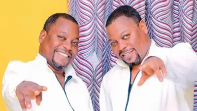 Awọn ibeji naa wọ aṣọ funfun