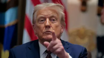 华盛顿美国白宫西厢内阁室内，身穿深蓝色西装，系上深红色领带的特朗普举起手指指向记者（26/8/2025）