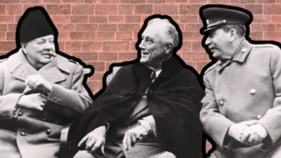 Коллаж: Черчилль, Рузвельт і Сталін на тлі червоної стіни