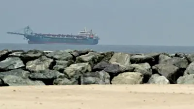  Navio no Golfo Pérsico, visto do litoral de Sharjah, um dia depois do fracasso das conversações de paz entre os EUA e o Irã no dia 13 de abril de 2026