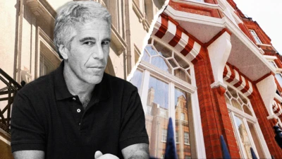 Una imagen compuesta en la que, a la izquierda, aparece una fotografía en blanco y negro de Jeffrey Epstein, vestido con un polo oscuro y mirando de reojo a la cámara, mientras que detrás de él se ven imágenes de dos edificios londinenses.