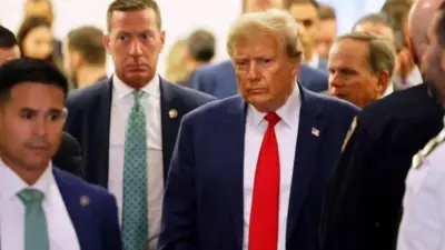 دونالد ترامب يغادر قاعة المحكمة بصحبة مرافقيه