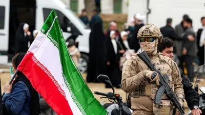 ईरानी सुरक्षा बल का एक सदस्य 11 फरवरी, 2026 को तेहरान में 1979 के इस्लामी क्रांति की 47वीं वर्षगांठ के अवसर पर आयोजित रैली के दौरान पहरेदारी करता है. फारसी कैलेंडर की तारीख बहमान 22 उस वर्ष की उस घटना की वर्षगांठ को मनाती है जब पदच्युत शाह के अंतिम प्रधानमंत्री ने इस्तीफा दिया और क्रांतिकारी नेता आयतुल्लाह रूहुल्लाह खुमैनी ने औपचारिक रूप से सत्ता संभाली.