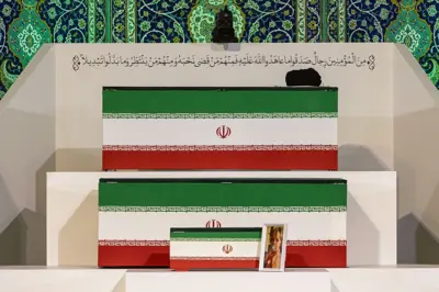 مراسم تشییع علی خامنه‌ای، رهبر پیشین ایران، و چند عضو خانواده او که چند ماه پیش در حمله آمریکا و اسرائیل کشته شدند، در مصلی تهران در جریان است. 
