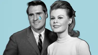 Imagem em preto e branco de um homem e uma mulher com fundo azul claro. Há uma lágrima recortada na bochecha do homem