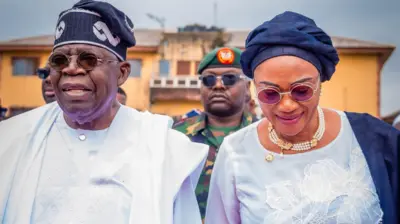 Aarẹ Bola Tinubu ati aya rẹ Oluremi Tinubu wọ aṣọ buba funfun 