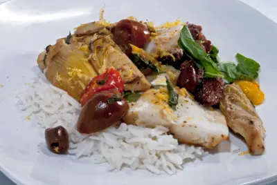 Imagem ilustrativa de bacalhau com vegetais e arroz