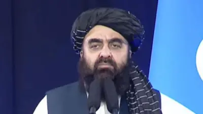 امیر خان متقي کابل کې یوې غونډې ته وینا کوي