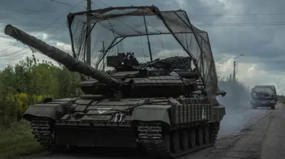 Український танк з системою захисту зверху типу "капюшон"