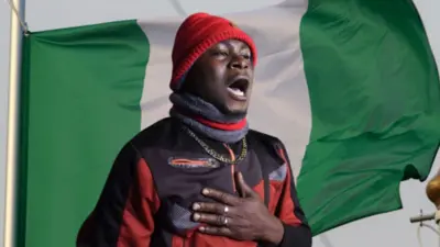 Nigerian wey return from Libya dey sing national anthem