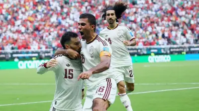 Alex Baena (nomor punggung 15) merayakan gol ke gawang Uruguay 