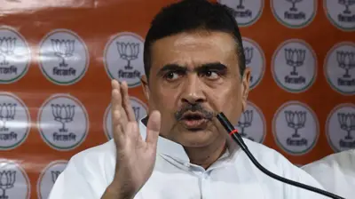 पश्चिम बंगाल विधानसभा चुनाव में विपक्षी नेता शुभेंदु अधिकारी ने मुख्यमंत्री ममता बनर्जी को 15 हज़ार से अधिक वोटों से हरा दिया है