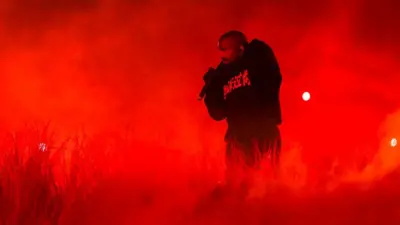 Уэст в красном освещении.