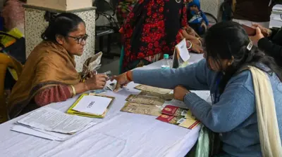 जनवरी 2026 में पश्चिम बंगाल में जारी एसआईआर प्रक्रिया के दौरान एक मतदाता, बीएलओ के साथ