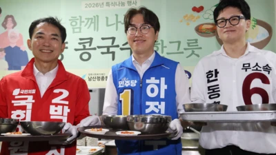 박민식 국민의힘 부산 북구갑 국회의원 보궐선거 후보(왼쪽부터), 하정우 더불어민주당 부산 북구갑 국회의원 보궐선거 후보, 한동훈 무소속 부산 북구갑 국회의원 보궐선거 후보가 21일 부산 북구 남산정종합사회복지관에서 열린 콩국수 나눔 행사에 참석해 콩국수 봉사를 하며 어르신들께 지지를 호소하고 있다
