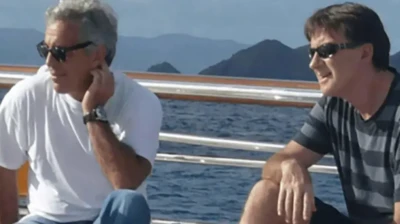 Mandelson (dcha.) con Epstein a bordo de un barco.