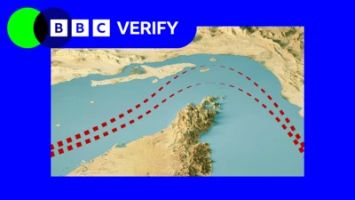 Citra satelit Selat Hormuz dengan dua garis merah yang menunjukkan jalur pelayaran.
