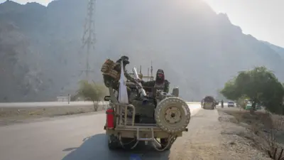 Żołnierze talibów przewożą wyrzutnię rakiet na pojeździe po wymianie ognia między siłami Pakistanu i Afganistanu, w pobliżu przejścia granicznego Torkham w Afganistanie, 27 lutego 2026 roku. 