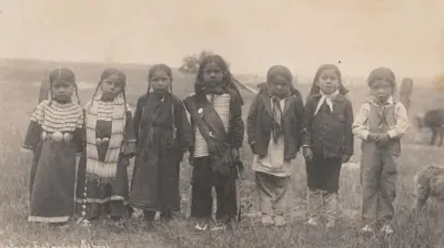 Sete crianças enfileiradashow long do novibet withdrawals takegramado; a maioria delas tem rosto sério