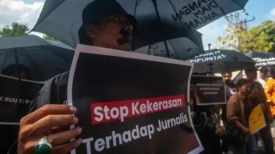Komite Keselamatan Jurnalis mengadakan demonstrasi hari Kamis di halaman Markas Besar Kepolisian Daerah Sumatera Utara di Medan, Indonesia, pada 25 Juli 2024.