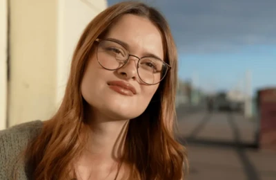 اوناغ وایي تر هغه مخکې چې هغه د ځیرکو عینکو په وسیله ثبت شي، د ځیرکو عینکو او د هغوی د کارولو د څرنګوالي په اړه یې ډېر معلومات نه لرل.
