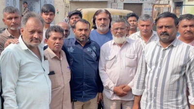 अपने घरों को बचाने के लिए एक साथ आए हिंदू और मुसलमान