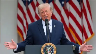 Aarẹ Donald Trump wọ kootu olomi buluu, o si n sọrọ si ẹrọ gbohungbohun