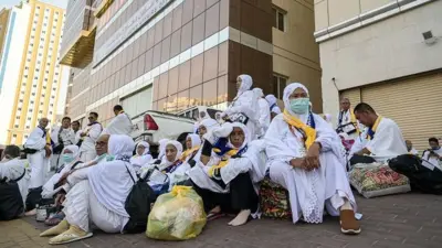 Jamaah calon haji Indonesia menunggu kedatangan bus yang akan membawa mereka ke Arafah di Makkah, Arab Saudi, Jumat (14/6/2024). 