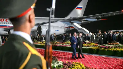 8 октябр куни Тожикистон Президенти Имомали Раҳмон Россия Президенти Владимир Путинни Душанбе аэропортида кутиб олди