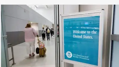 Aworan awọn arinrinajo ati patako to n ki wọn kaabọ si America