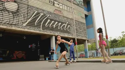 Alunas fazem patinação no pátio da Escola Estadual Parque dos Sonhos em Cubatão