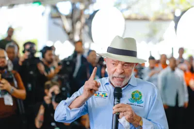 Presidente Lula em discurso com microfone na mão