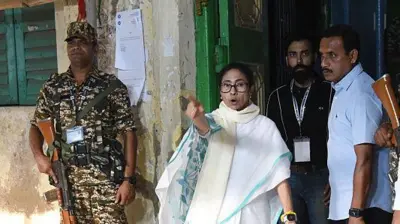 पश्चिम बंगाल की मुख्यमंत्री ममता बनर्जी 29 अप्रैल 2026 को कोलकाता के भवानीपुर स्थित मित्रा इंस्टीट्यूशन में मतदान करने के बाद पोलिंग स्टेशन से बाहर निकलते हुए 