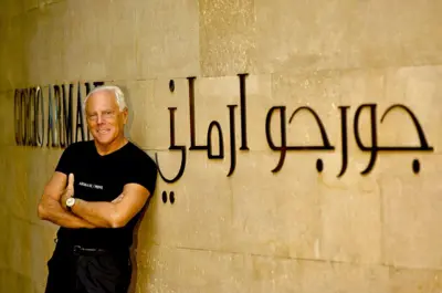 المصمم جورجيو أرماني يقف خارج أحد متاجره في مركز تسوق بدبي، الإمارات العربية المتحدة، يوم الأحد 4 ديسمبر/كانون الأول 2005.