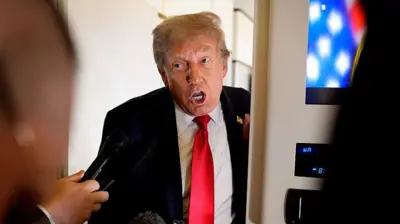 Трамп общается с журналистами