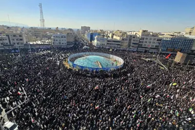 Apoiadores em ato após a morte de Ali Khamenei em Teerã 