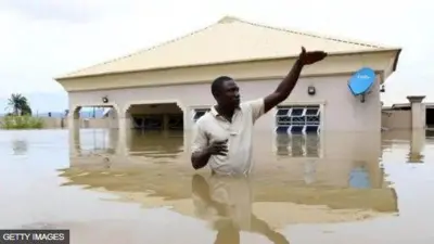 Ile kan ri sinu ẹkun omi nla, ti ọkunrin kan si wa niwaju ile naa, ni aarin agbami omi nla, ti omi si ti mu u de idodo