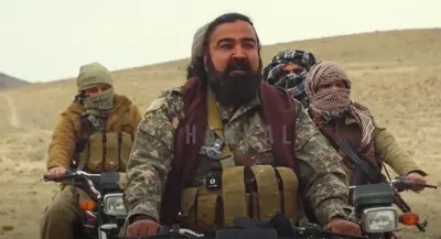 بشیر زیب او څو نور وسله‌وال پر موټرسایکلو سپاره دي. د نورو مخونه پټ دي خو د ده څرګند دی. په یوه دښته کې روان برېښي.