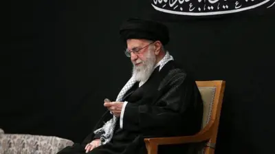  علی خامنه‌ای پس از چند هفته غیبت، برای نخستین بار از زمان حمله اسرائیل به ایران، در شب عاشورا در مراسم‌های عمومی حاضر شد و از محمود کریمی، مداح حکومتی خواست که سرود «ای ایران» بخواند